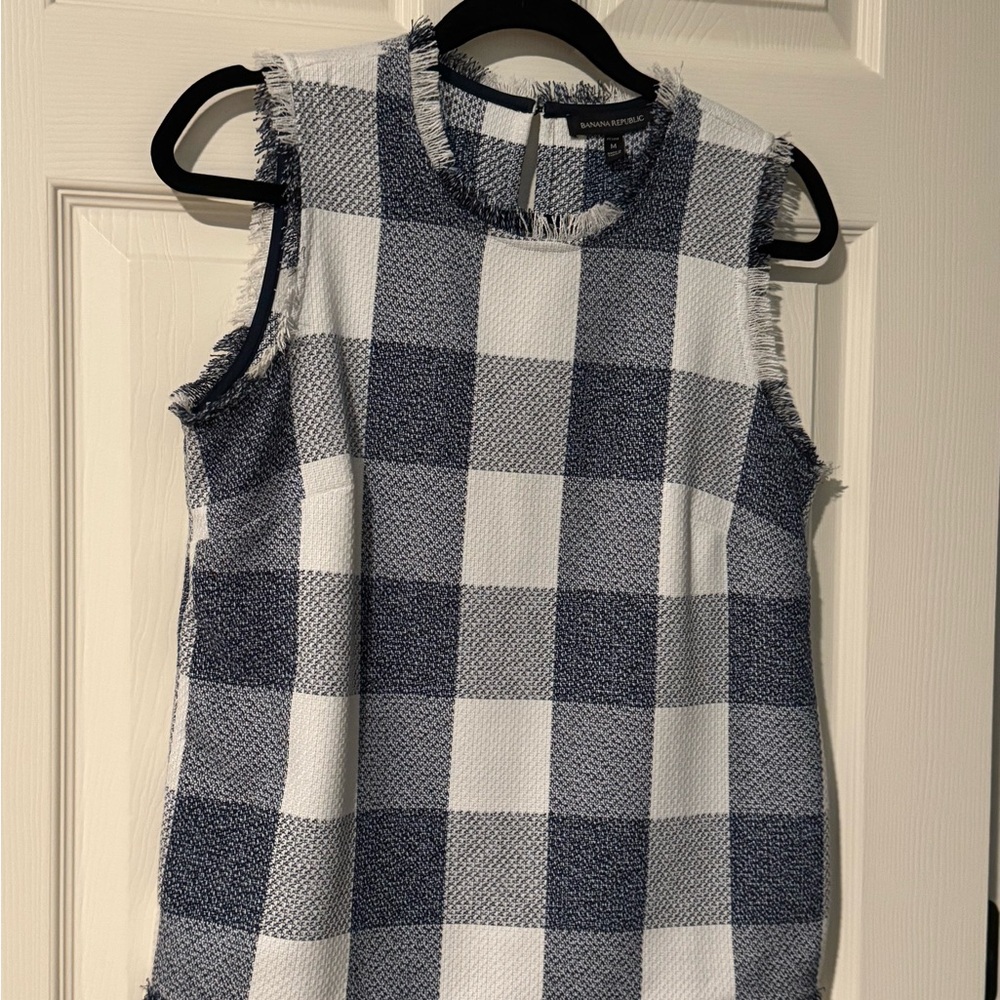 NWOT Banana Republic Petite Navy and White Sleeveless Textured Top